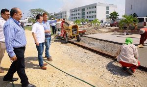 Supervisa Gaudiano avances de construcción de cancha de Fut 7 en Escuela de Derecho de la UJAT