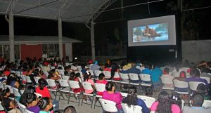 Casi 9 mil personas han asistido al Cine Móvil, que busca la integración familiar en Centro