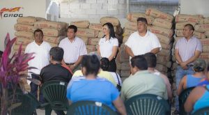 Atestigua Laura Fernández entrega de apoyos a croquistas en Puerto Morelos