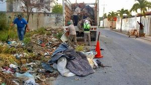 Limpia servicios públicos basureros clandestinos en las regiones 210 y 226 en Benito Juárez