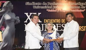 Otorgan a Rosa del C. Dehesa Rosado reconocimiento Mujer Universitaria 2017