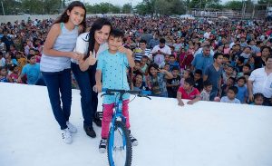 Celebra Laura Fernández el día del niño en Puerto Morelos