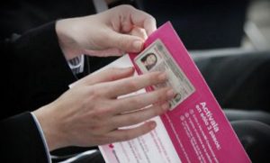 Entrega INE 221 mil credenciales para votar a mexicanos en el extranjero