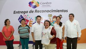 Distinguen Gerardo Gaudiano y Ximena Martel a educadoras de Centro