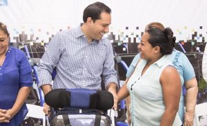 El alcalde de Mérida, Mauricio Vila Dosal, encabeza la octava entrega masiva de aparatos ortopédicos