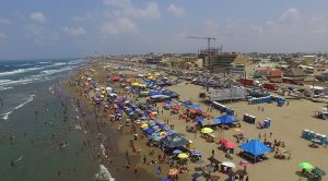Cientos de familias disfrutan de la playa de Coatzacoalcos