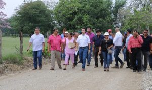Supervisa Gaudiano trabajos de rastreo y gravado de camino en Huapinol, sector Los Acosta