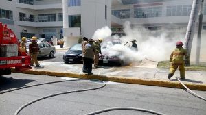 Sofoca Cuerpo de Bomberos en Cancún incendio de vehículo en plaza comercial