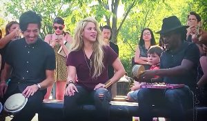 Sorprende Shakira cantando en el parque