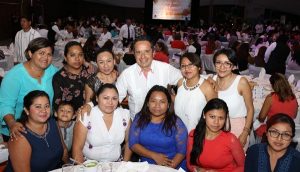 Más y mejores oportunidades para las madres trabajadoras: Carlos Joaquín