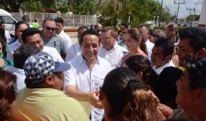 Familias de Cancún beneficiadas con el “Programa de Entrega de Títulos a Domicilio”: Carlos Joaquín