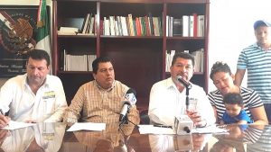 Dona edil de Cárdenas un mes de su sueldo para operar a niños enfermos del riñón