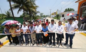 Entrega Gaudiano tres calles de concreto hidráulico en la Ra. Buenavista Río Nuevo 2da