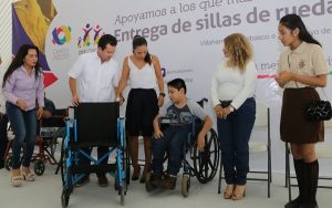 Incluir a todos en el desarrollo, garantiza Gaudiano durante 4ª entrega de sillas de ruedas