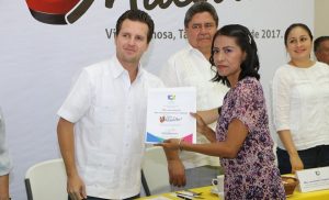 Reconoce Ayuntamiento de Centro a profesores de la zona indígena por su desempeño