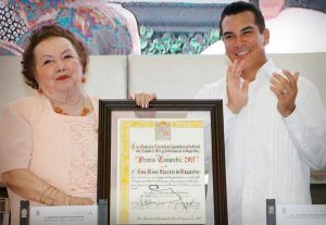 Entrega Alejandro Moreno Cárdenas premio Campeche 2017 a la maestra Ana Rosa Cáceres