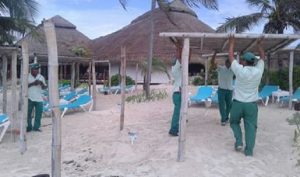 Retira PROFEPA camastros y palapas en la bahía de Akumal, Quintana Roo