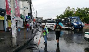 Limpia servicios públicos 250 rejillas en avenidas de Benito Juárez, como prevención ante lluvias