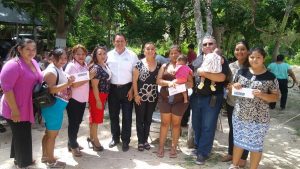 Entrega gobierno de Puerto Morelos becas escolares a madres adolecentes