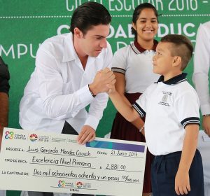 Entrega Remberto Estrada becas escolares a más de 2 mil 600 alumnos benitojuarenses