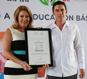 Remberto Estrada recibe distintivo por sumarse a un “México sin trabajo Infantil”