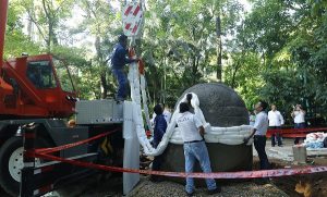 Reubican cabeza colosal Olmeca en el Parque Museo de La Venta