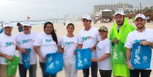 Remberto Estrada encabeza jornada de limpieza de playas en Cancún