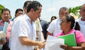 Con la entrega directa de títulos de propiedad a domicilio se combate la corrupción: Carlos Joaquín