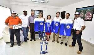 Entregan uniformes y equipo deportivo a trabajadores de Comunicación Social en Tabasco