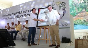 Hermanamiento de Múgica, Michoacán y Centro reconoce la visión del alcalde Gaudiano