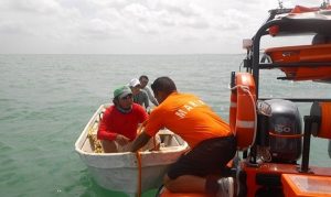 Rescata SEMAR a tres pescadores que se encontraban a la deriva en Campeche