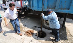 Supervisa Gaudiano trabajos de limpieza y saneamiento en la colonia Espejo II