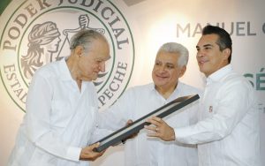Entrega Alejandro Moreno Cárdenas reconocimiento “Manuel Crescencio García Rejón y Alcala”