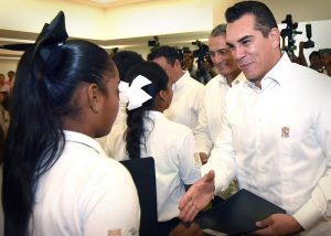 Recibe Alejandro Moreno Cárdenas propuestas de legisladores infantiles en Campeche