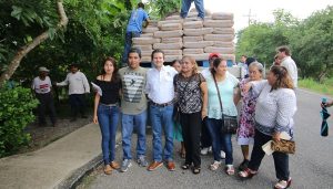 Apoya Centro mejoras a la vivienda con entrega de cemento en Torno Largo