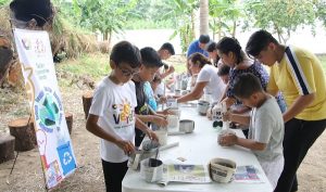 Aprenden menores con Verano Verde en el Centro Acuícola del municipio