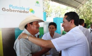 Atiende Carlos Joaquín a gente de Tulum en “Platícale al gobernador”