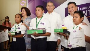 Integrantes de la XVIII Legislatura infantil en Campeche reciben reconocimientos