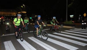 Convive Gaudiano con clubes de ciclistas en Rodada Nocturna de 13 kilómetros