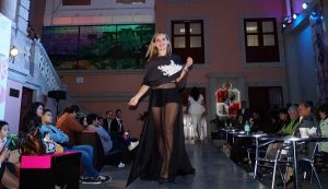 Realizan desfile de modas inspirado en tradición tenosiquense en la Casa de Tabasco en México