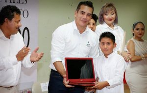 Entrega Alejandro Moreno Cárdenas paquetes de útiles escolares y equipos de cómputo