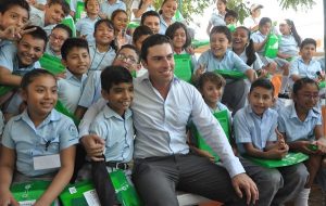 120 mil paquetes escolares para contribuir a economía familiar: Remberto Estrada Barba
