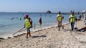 Refuerza gobierno de Remberto Estrada acciones de mantenimiento de playas