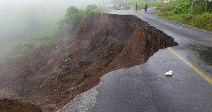 Incomunicada carretera Naolinco- Chiconquiaco por socavón de 15 metros: PC