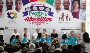 Celebran Gerardo Gaudiano y Ximena Martel a los abuelitos de Centro