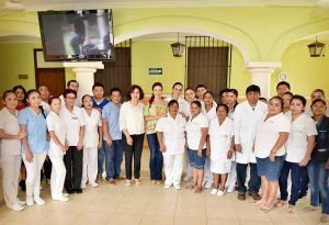 Christelle Castañón visita a huéspedes y personal del Hogar de Ancianos