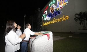 Encienden adornos patrios en Villahermosa, Luis Gil Pérez y Tamulté de las Sabanas