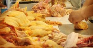 Lavar el pollo crudo, un riesgo para la salud