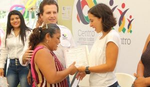Regresa Gaudiano a Gil Pérez y entrega cientos de actas de nacimiento certificadas
