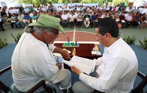 Carlos Joaquín atiende en Cancún las demandas de la gente
